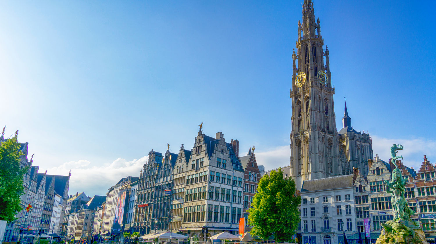 Vista da Catedral de Nossa Senhora em Antuérpia, Bélgica, com a sua torre gótica a erguer-se sobre os edifícios históricos da praça central