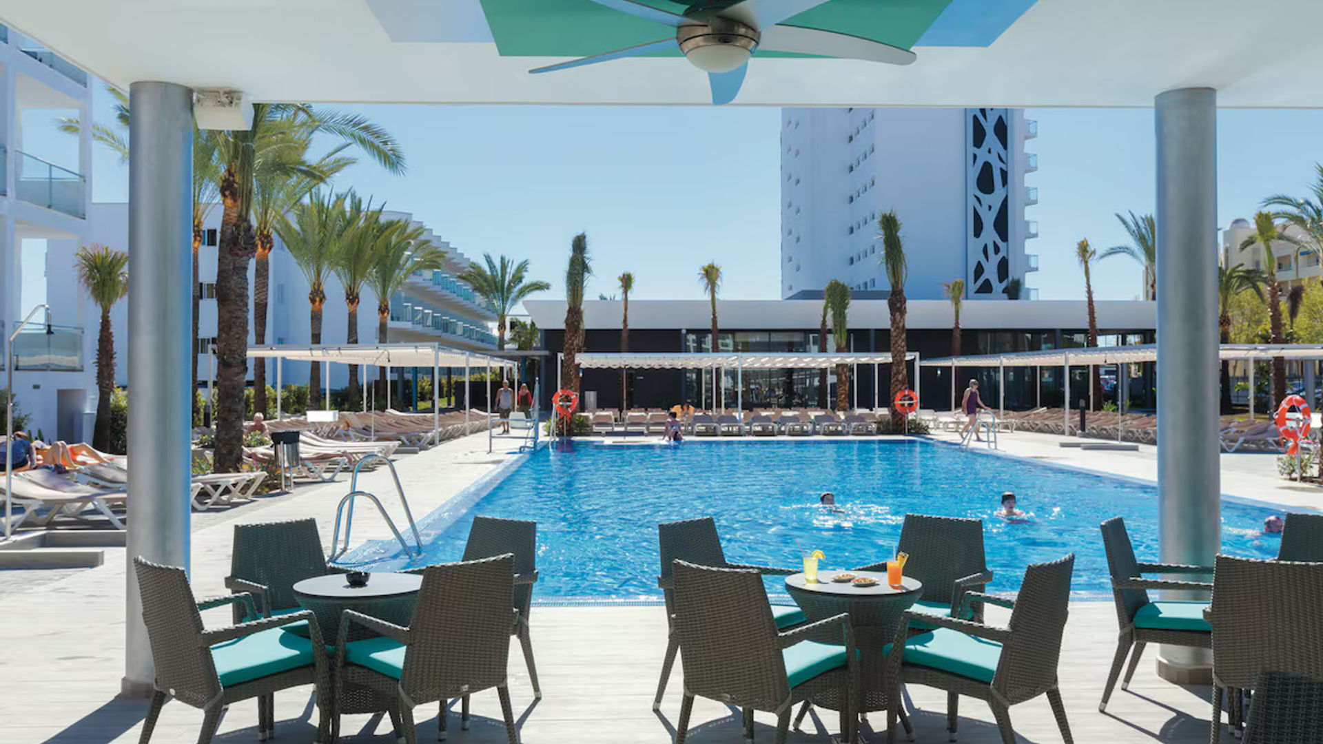 Piscina Exterior e Zona Lounge