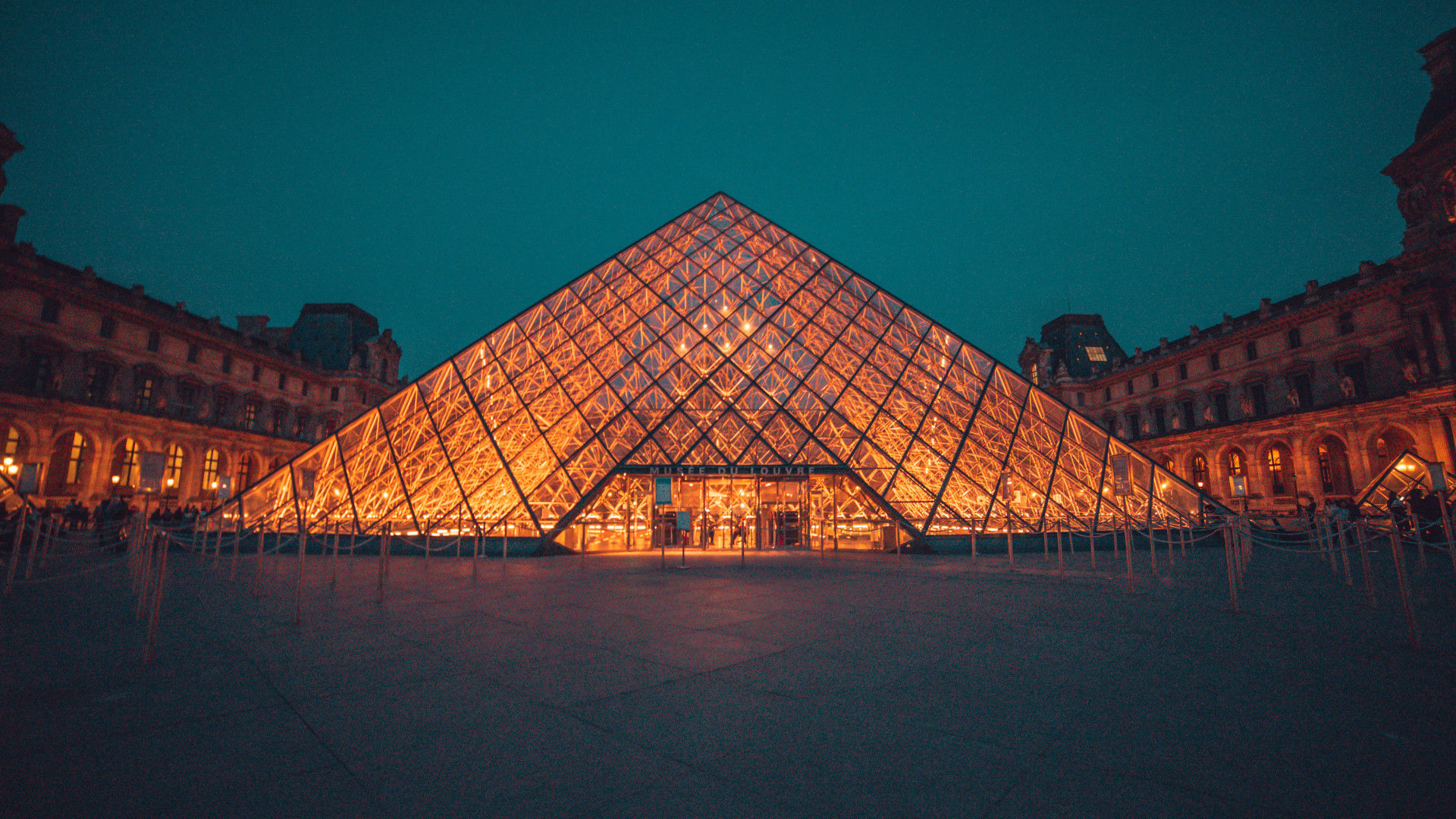 A Pirâmide do Louvre iluminada à noite em Paris
