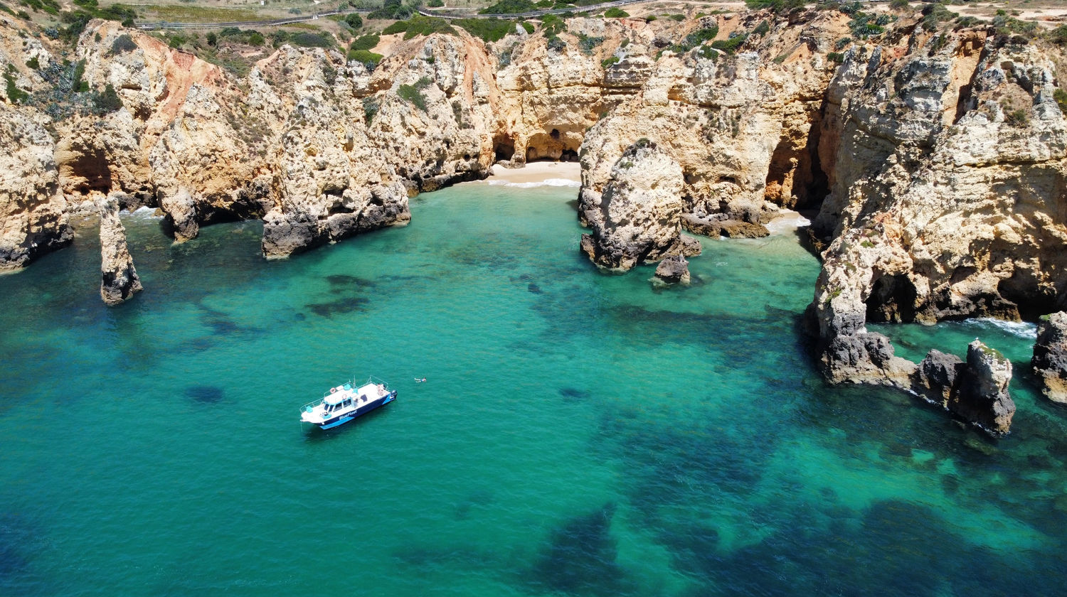 <p><strong>Catamaran Tour with Lunch (Included)</strong></p>