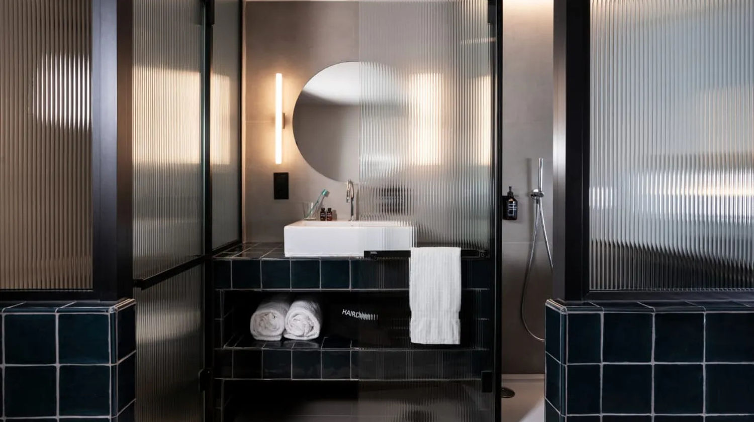 chic&basic Gravity Hotel Bathroom, Porto, Portugal