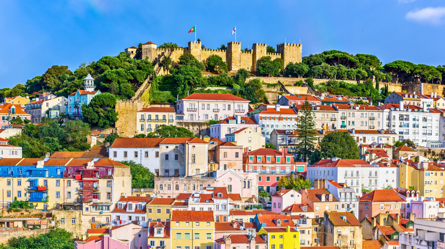 A panoramic view of São Jorge Castle overlooking Lisbon’s colorful houses and historic center in Portugal.
