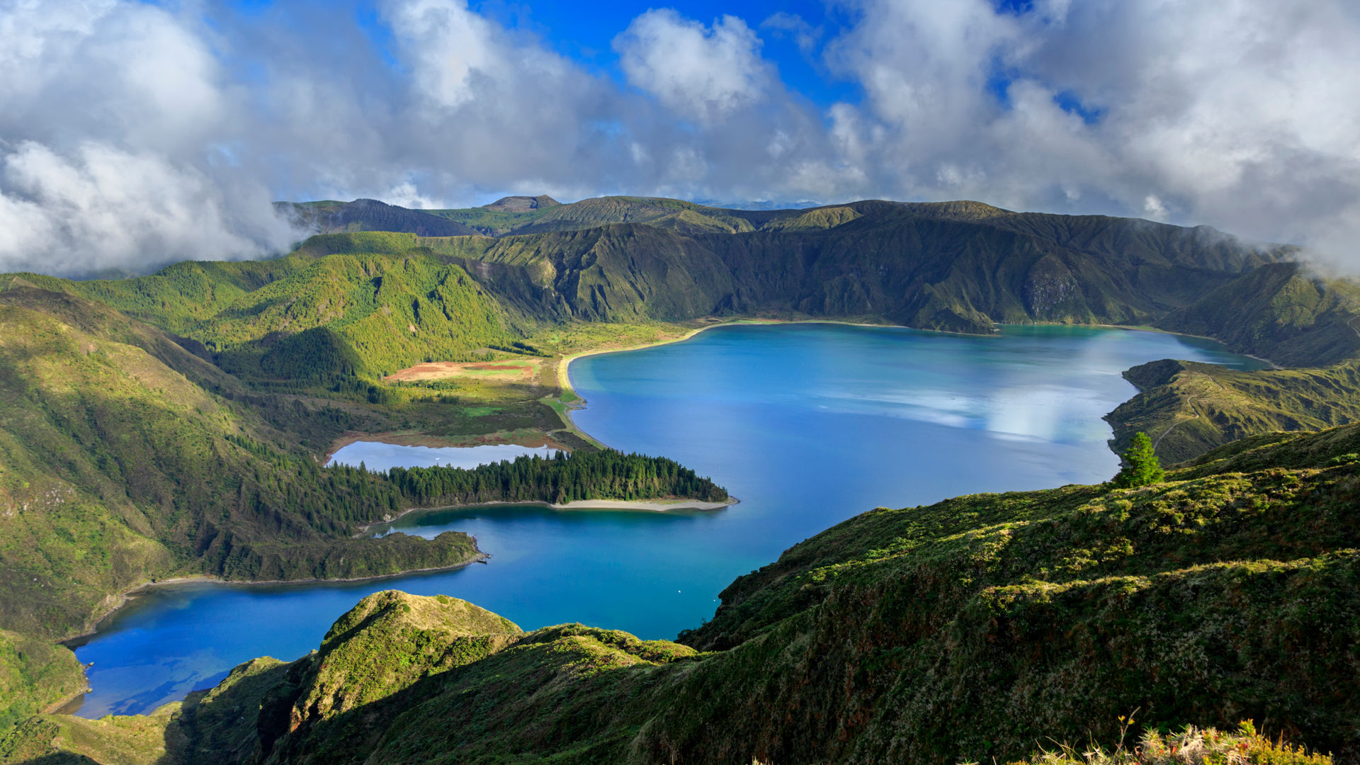 Gazing over the pristine beauty of Lagoa do Fogo