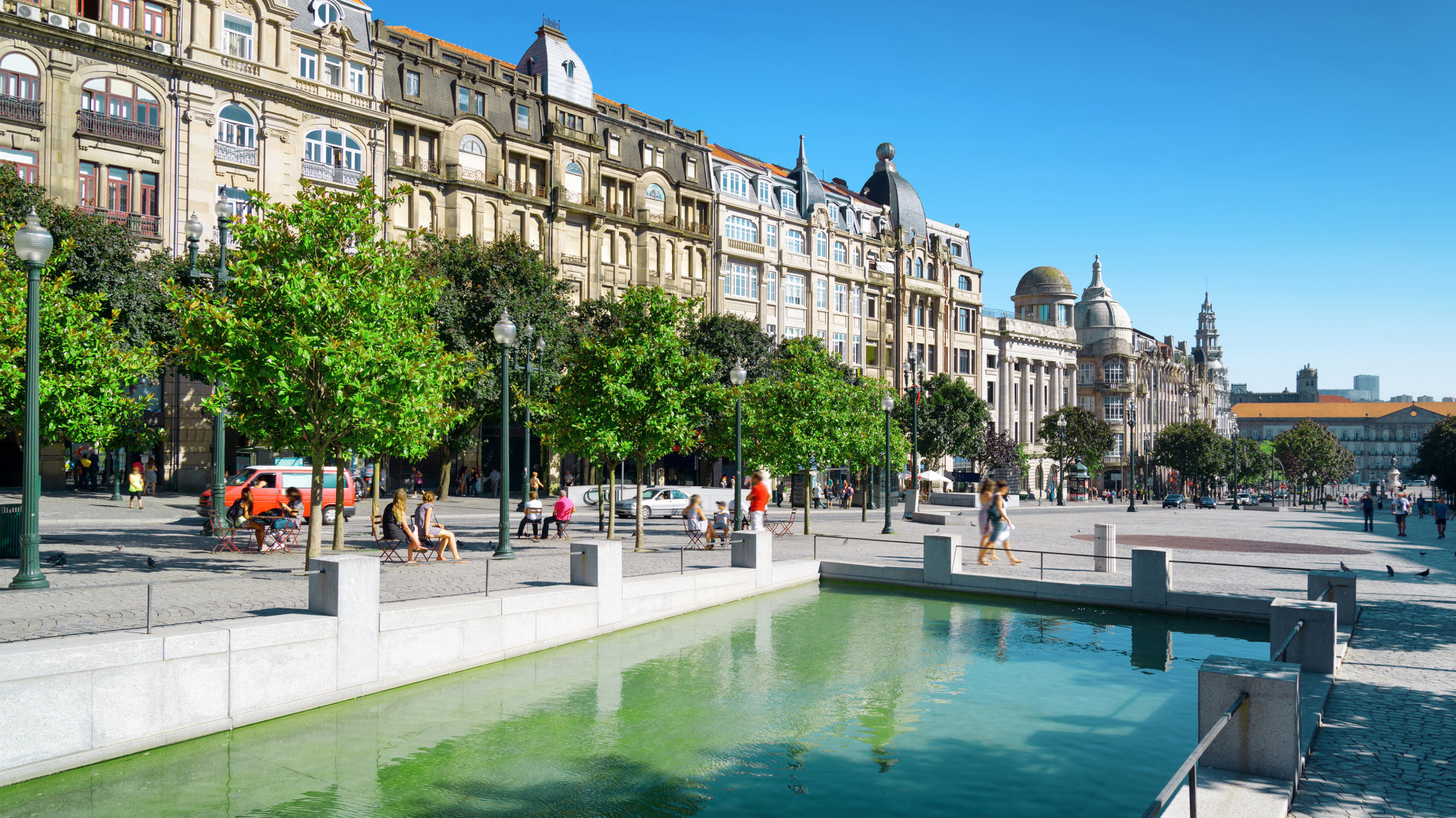 A peaceful stroll through Avenida dos Aliados