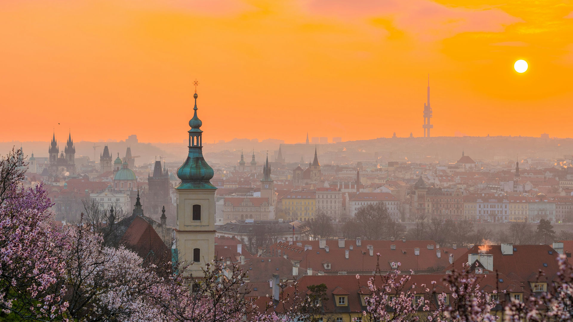 Nascer do sol panorâmico sobre a cidade, Praga