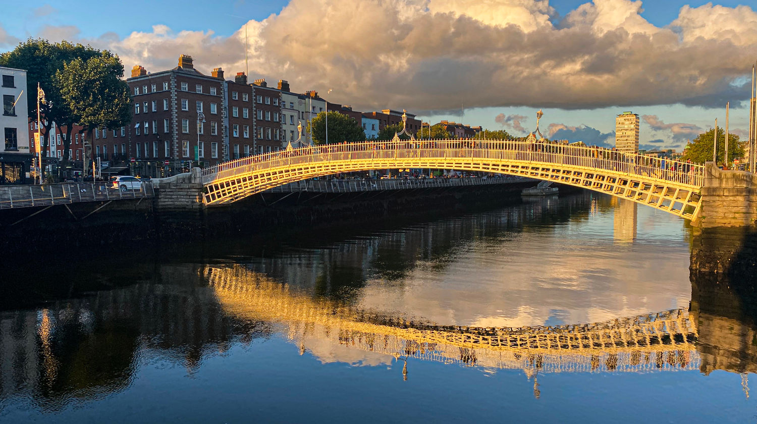 Ponte Ha'penny sobre o rio Liffey