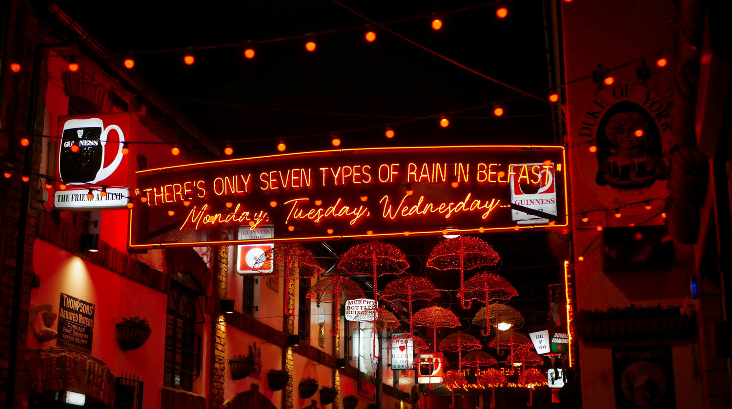 Ambiente noturno num pub em Dublin