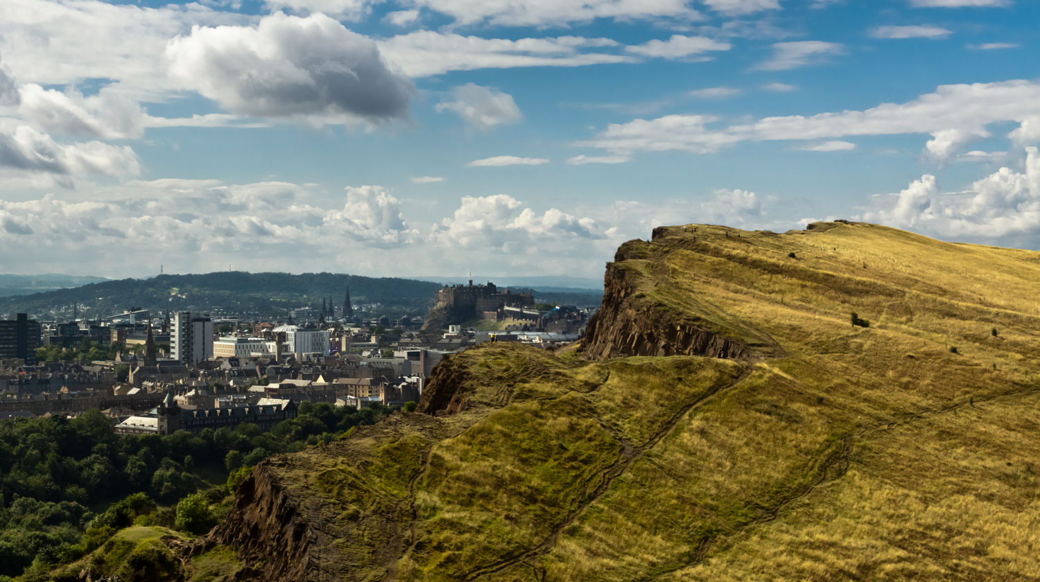 Arthur's Seat (Assento de Artur), o pico principal de um grupo de colinas localizado no Holyrood Park, Edimburgo