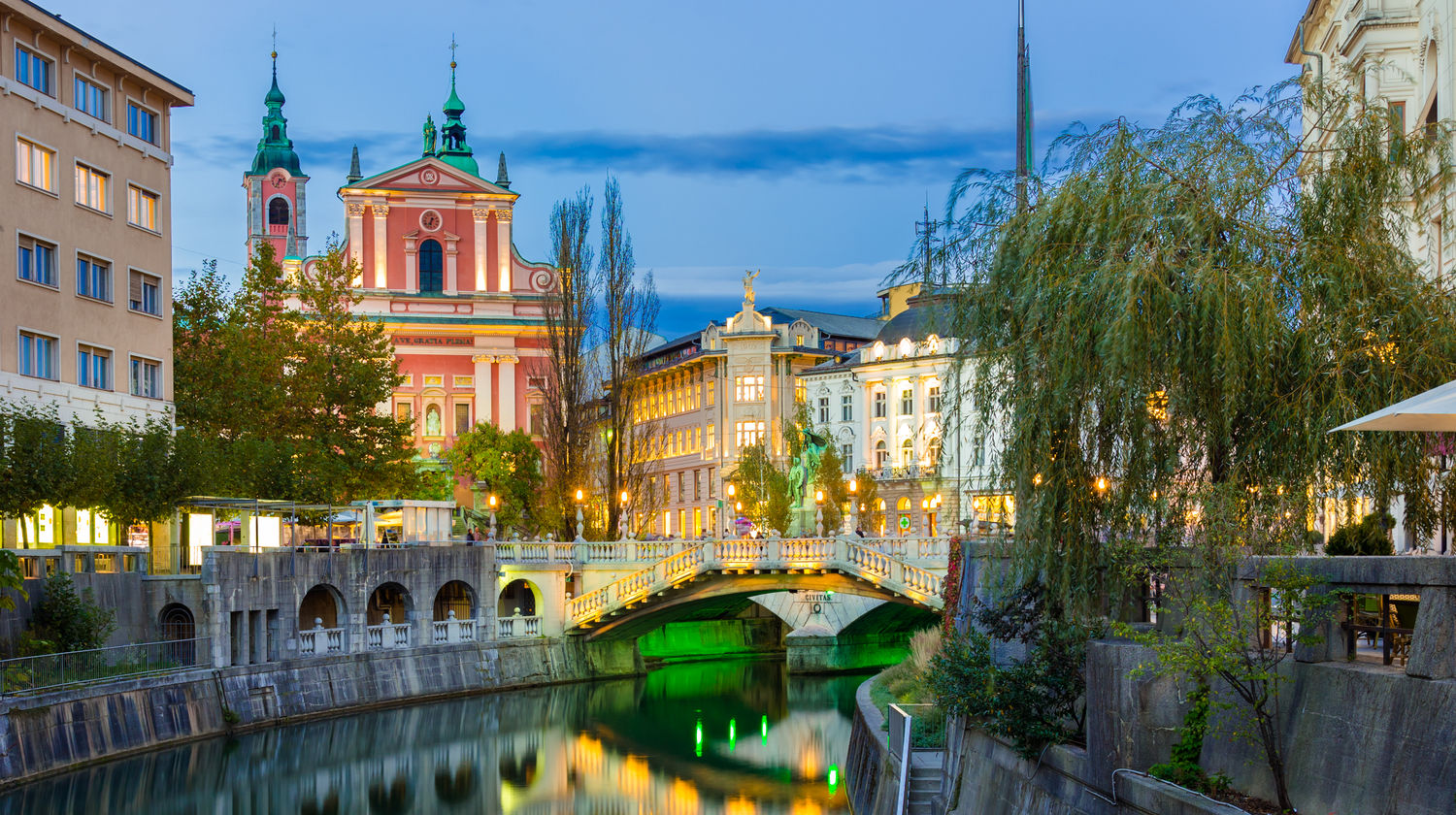 Ponte Tripla (Tromostovje) sobre o rio Ljubljanica, Eslovénia