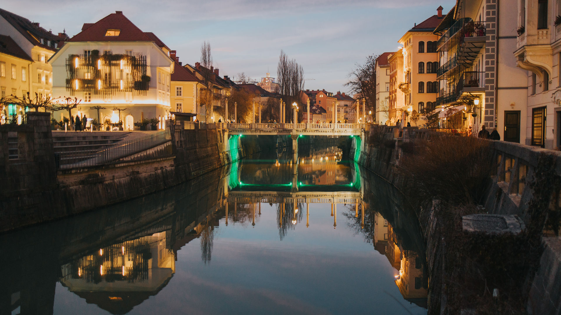 Ponte Tripla (Tromostovje) sobre o rio Ljubljanica, Eslovénia