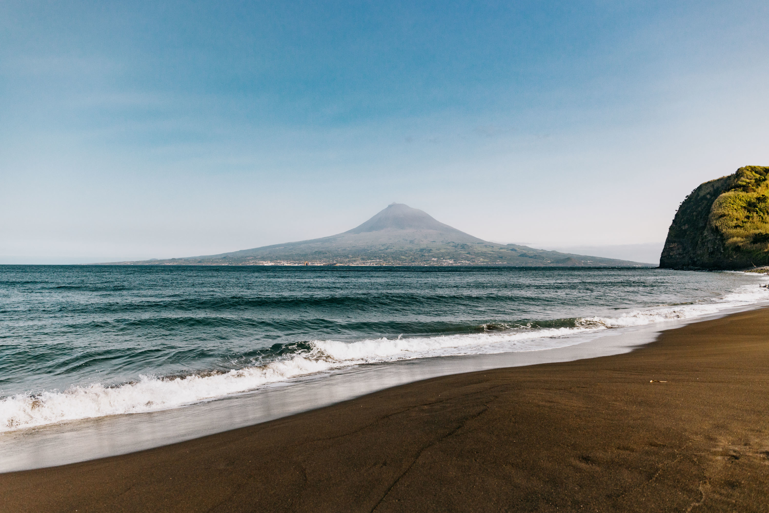 Vista para a Montanha do Pico da Praia do Almoxarife, Ilha do Faial, Açores, Portugal.
