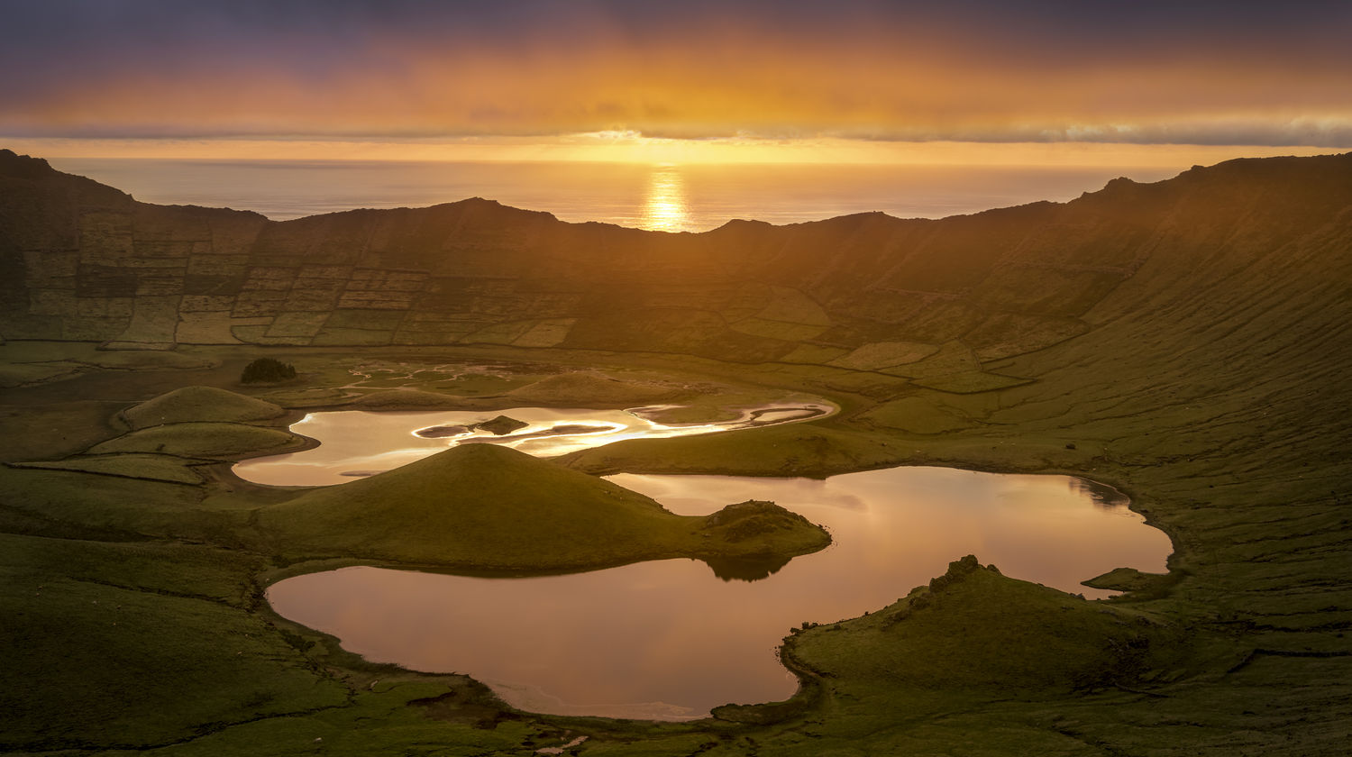 cratera do Corvo iluminada pelo pôr do sol com lagoas e paisagem vulcânica Açores