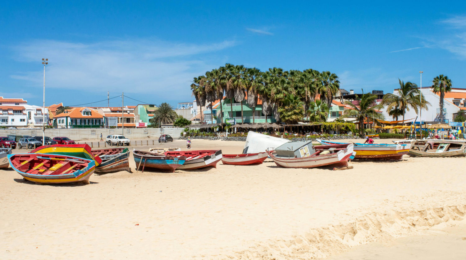 Barcos coloridos na Praia de Santa Maria