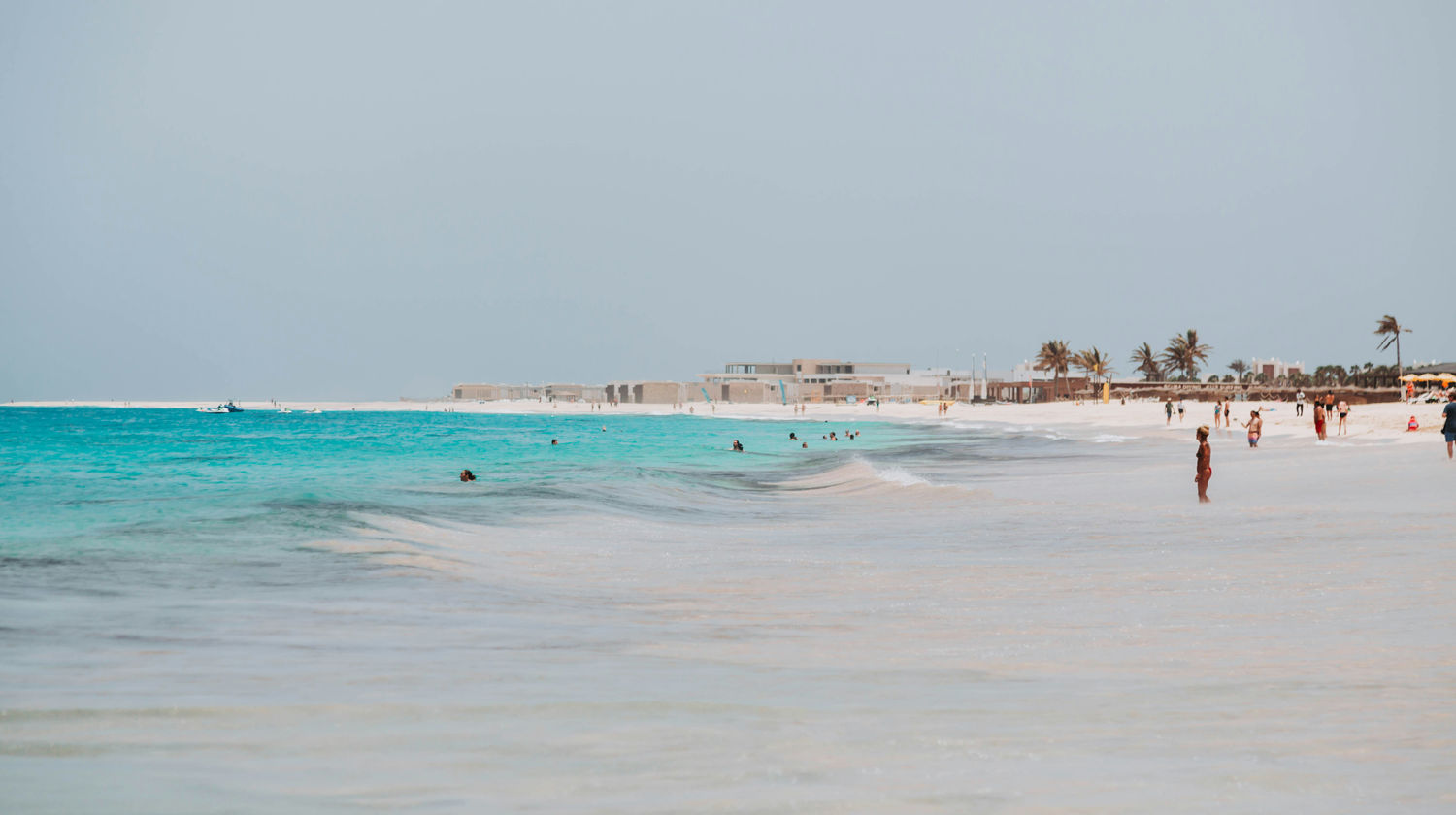 Praia de Santa Maria e águas calmas