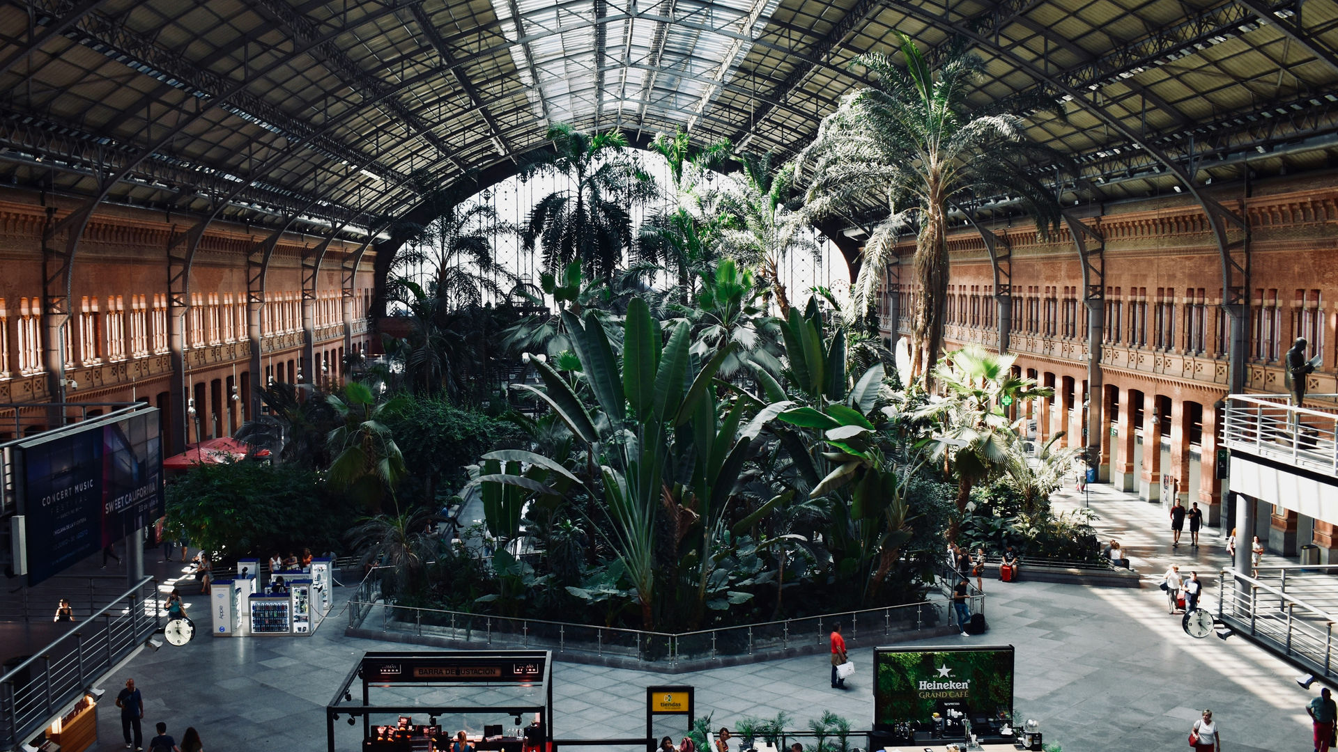 Entrada do metro na Plaza de España em Madrid ao pôr do sol, com luz dourada e movimento urbano