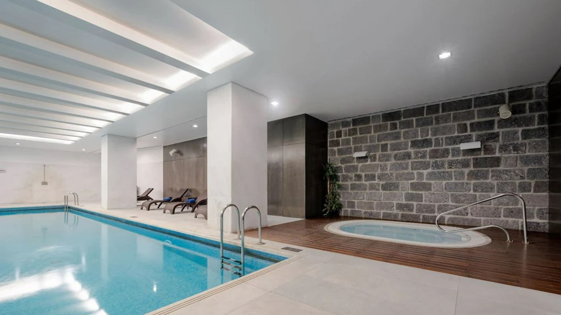Piscina Interior e Jacuzzi