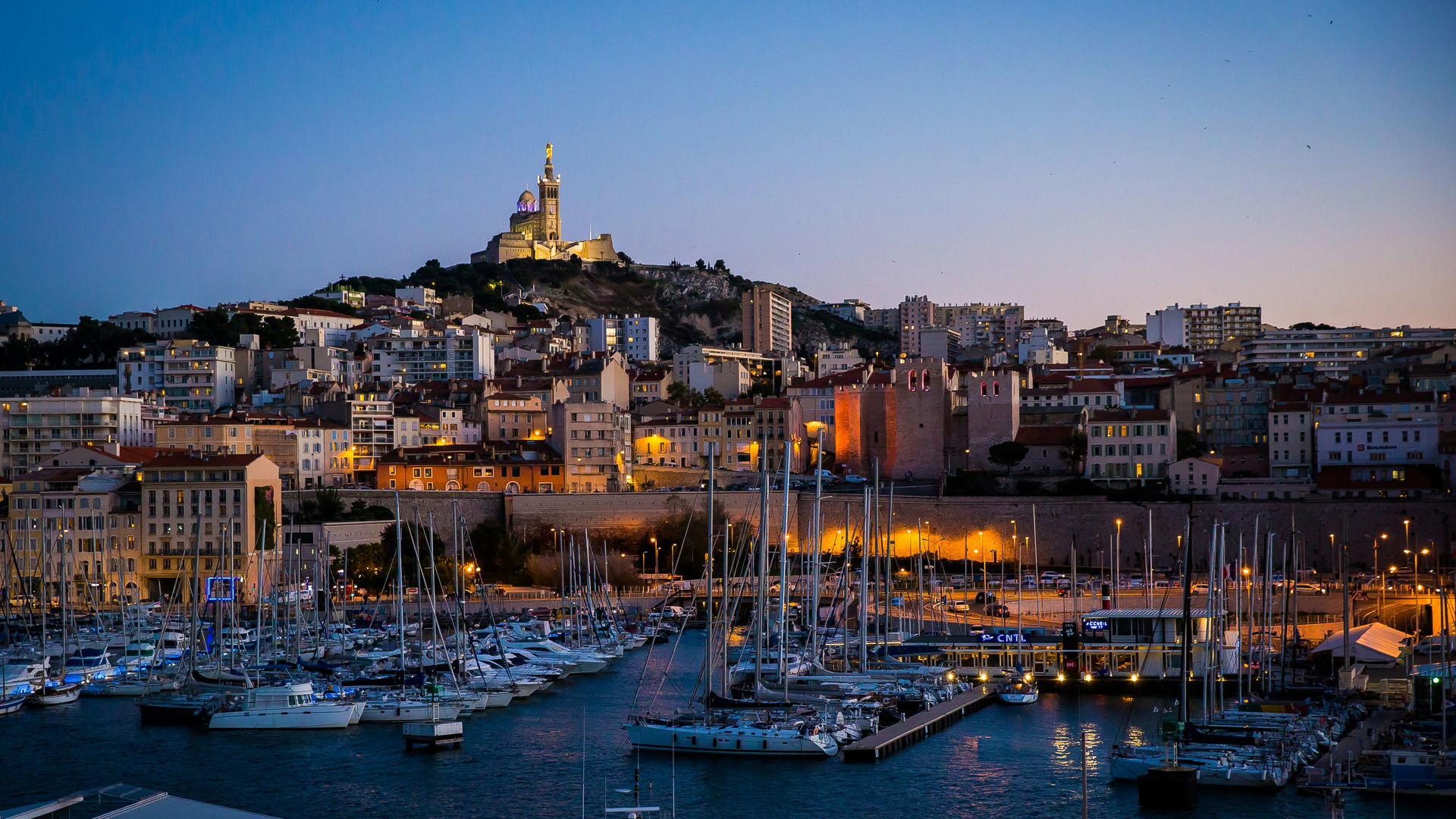  Velho Porto e a basílica de Notre-Dame de la Garde, Marselha