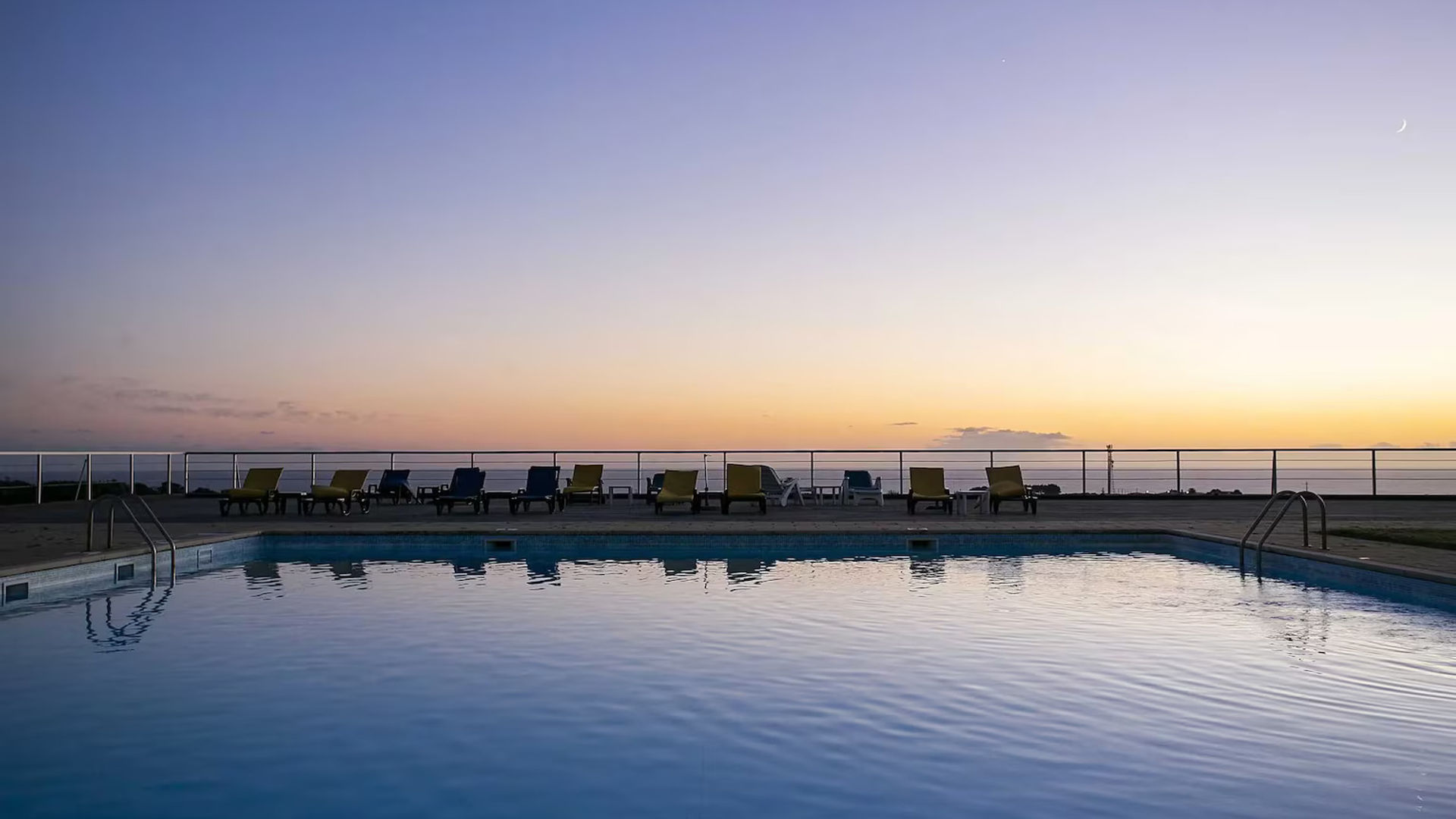Piscina com vista para o mar