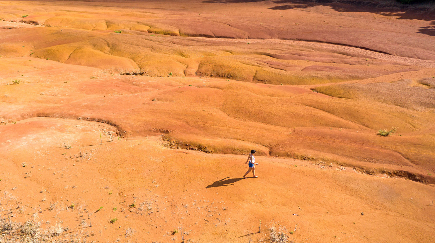 Paisagem de argila vermelha no Barreiro da Faneca com colinas ondulantes na Ilha de Santa Maria, Açores
