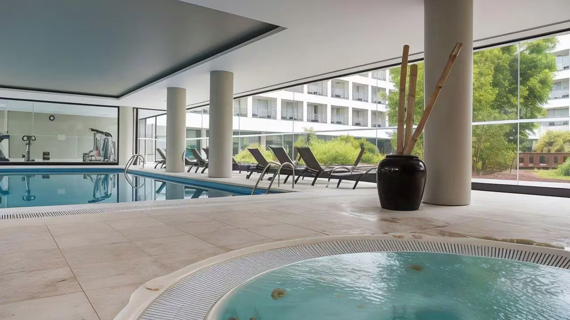 Piscina interior do Azoris Royal Garden