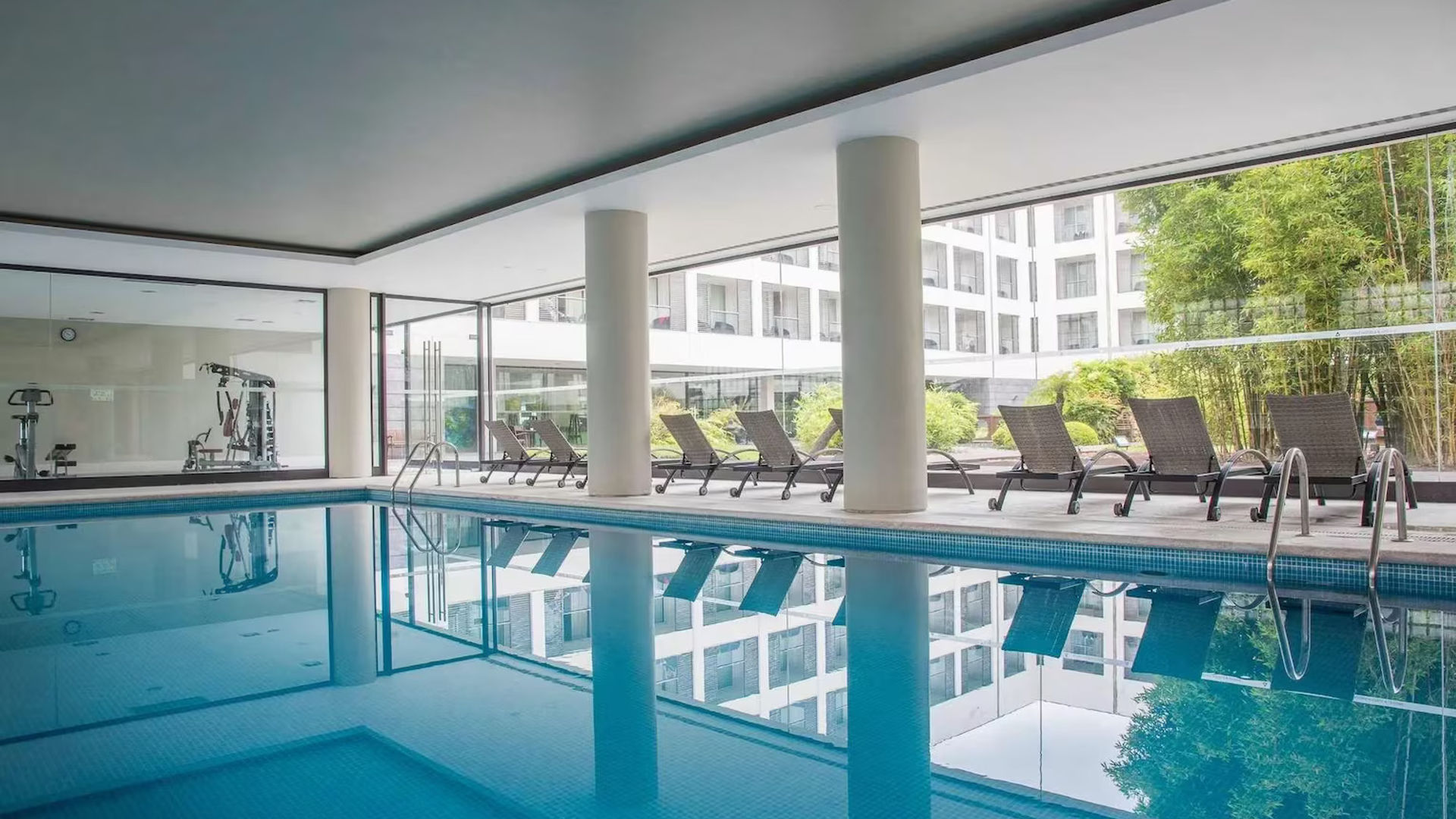 Zona da Piscina Interiror Azoris Royal Garden