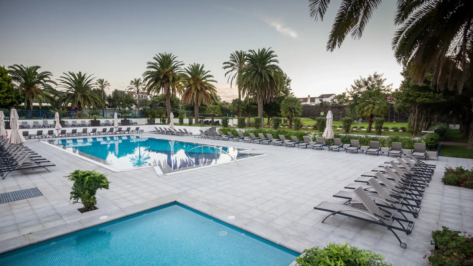 Zona exterior do Azoris Royal Garden