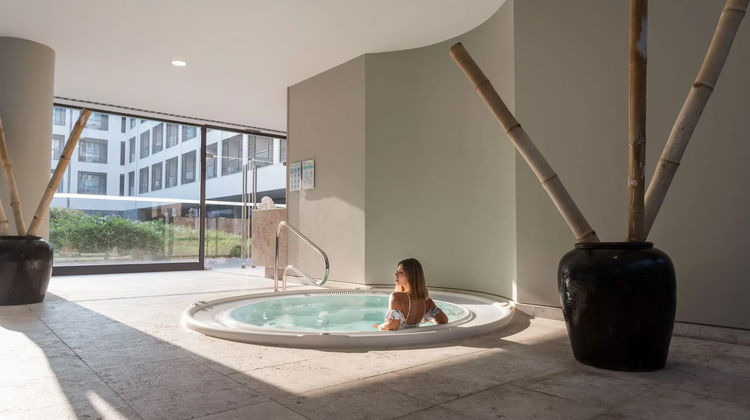 Jacuzzi interior na área de spa do Azoris Royal Garden