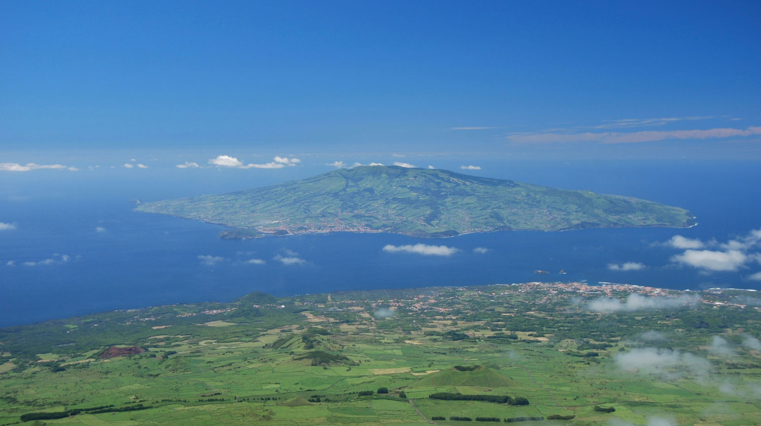 Vista aérea da Ilha do Faial a partir do Pico