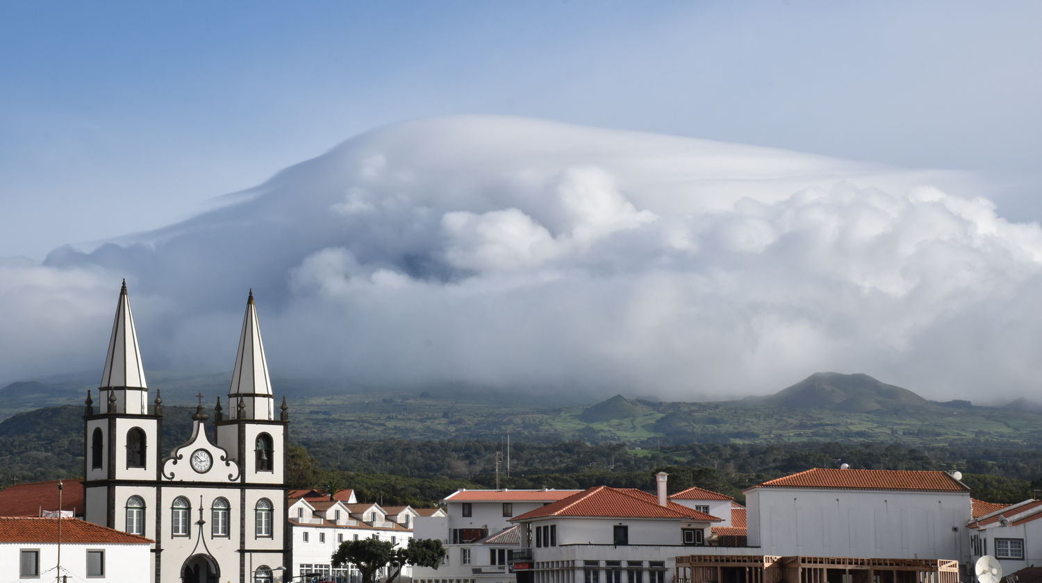 Vila da Madalena com vista para a Montanha do Pico