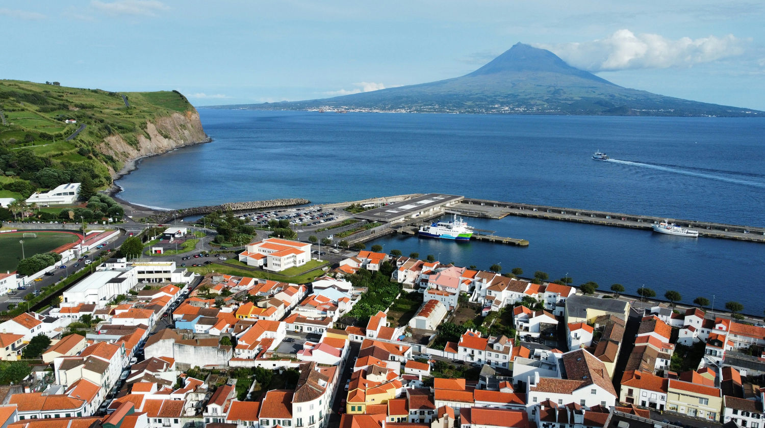 Marina da Horta com vista para o Pico, Ilha do Faial