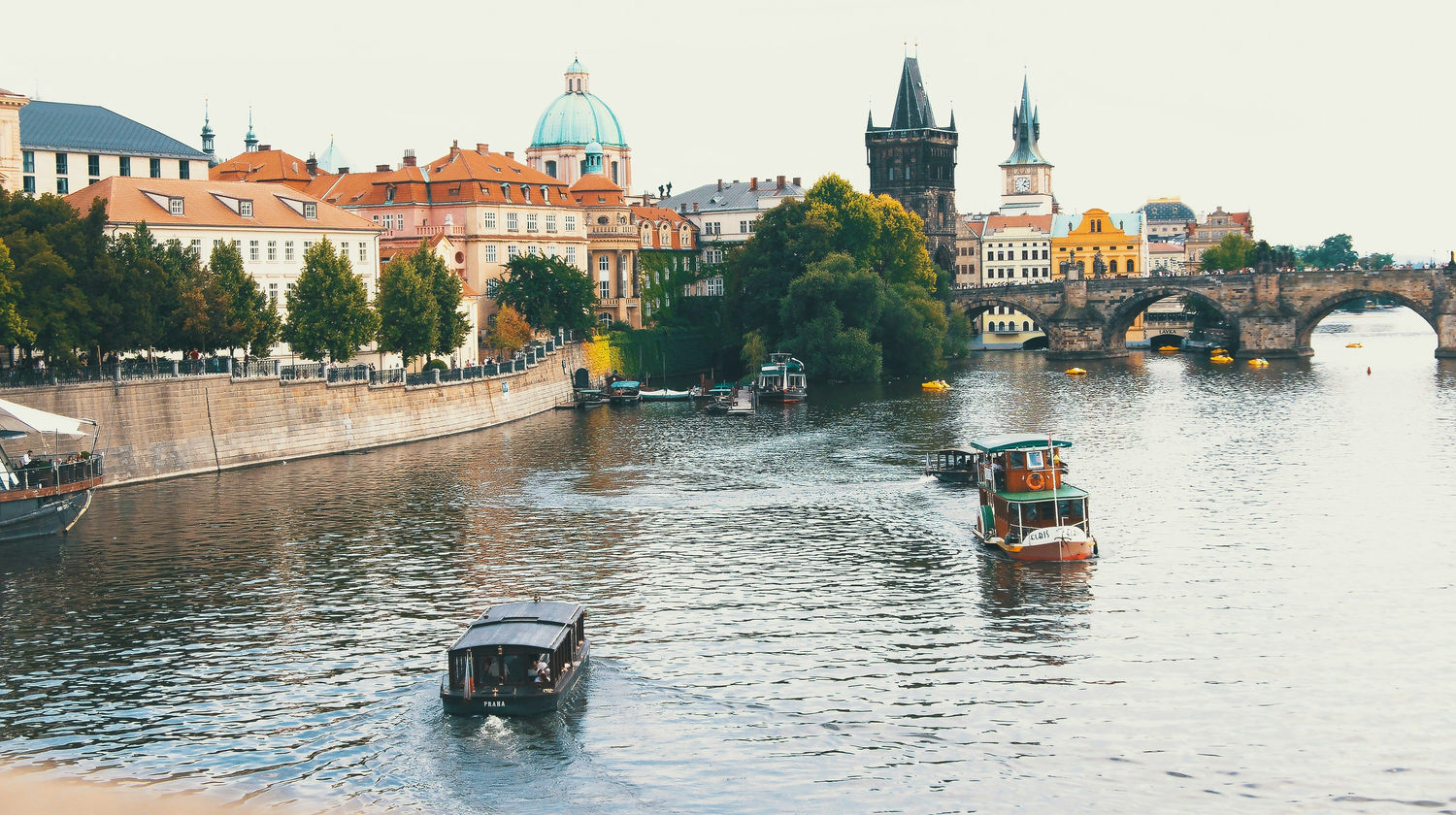 Rio Vltava e centro histórico de Praga