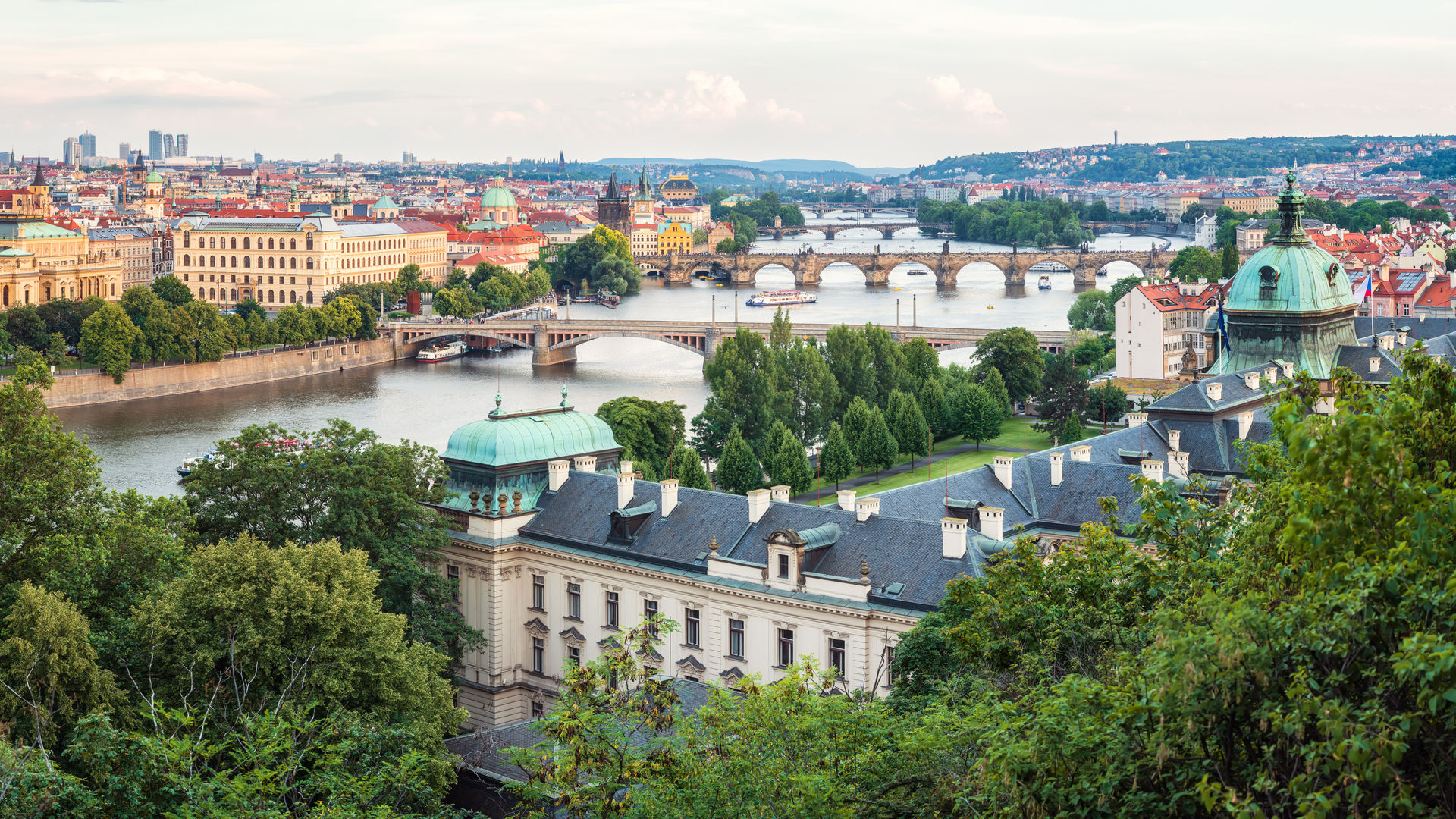 Vista panorâmica de Praga e do rio