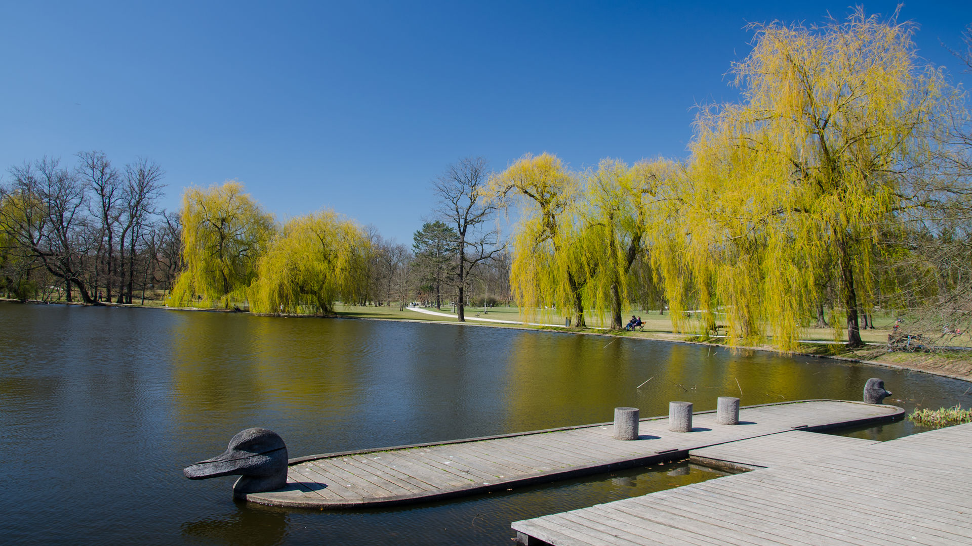 Parque em Praga junto ao rio