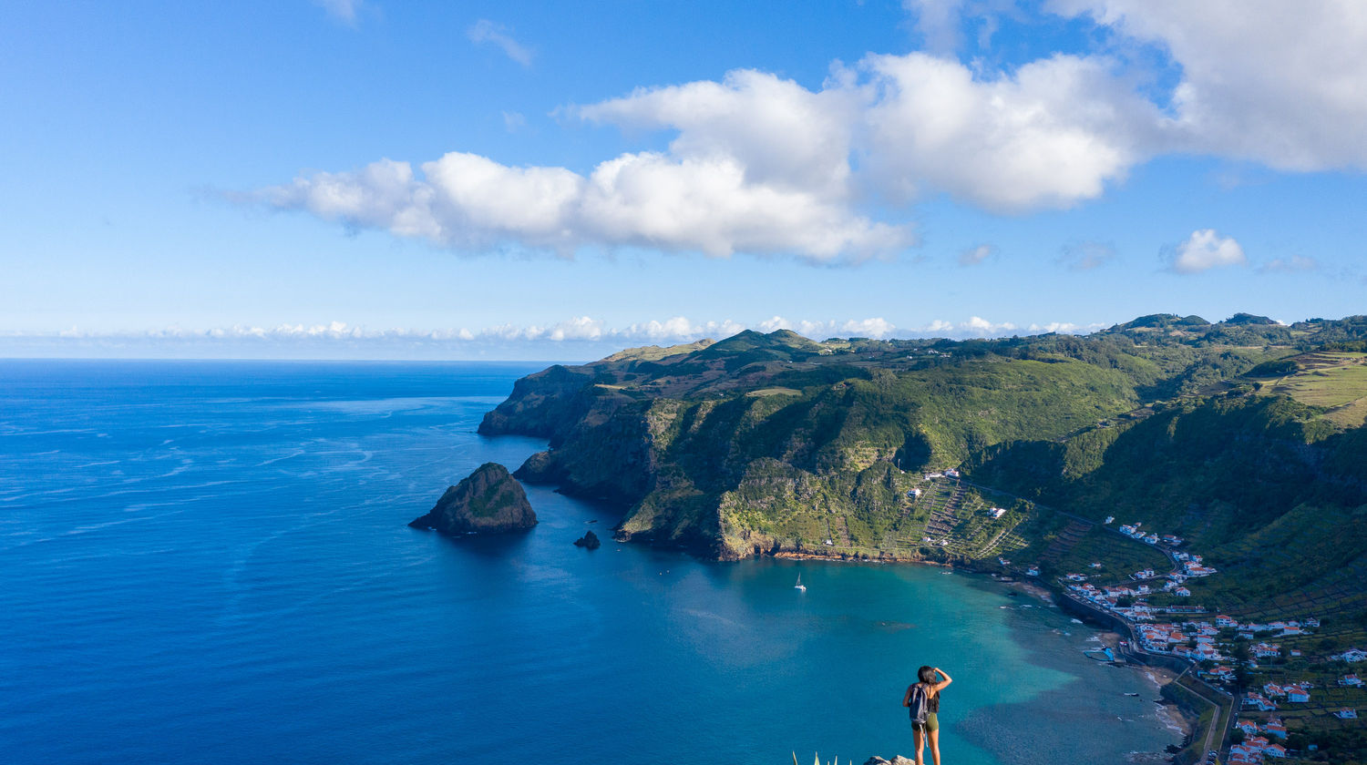 Vista panorâmica da Baía de São Lourenço na Ilha de Santa Maria, Açores, com vinhas em socalcos e oceano