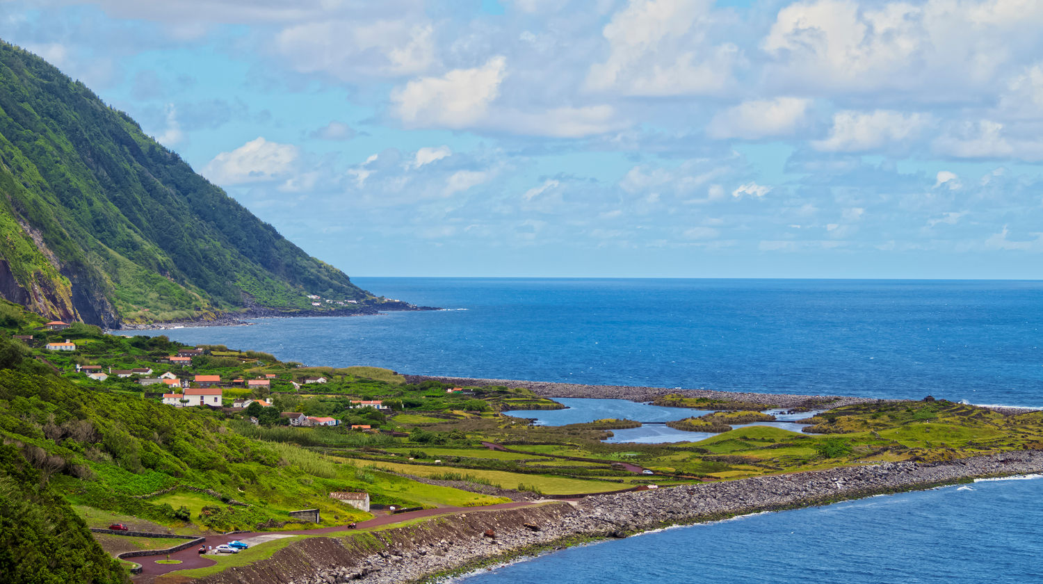 vista da fajã dos Cubres com lagoa e paisagem verde na ilha de São Jorge