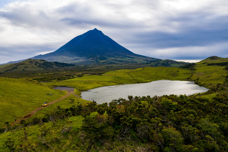Montanha do Pico e Lagoa do Capitão