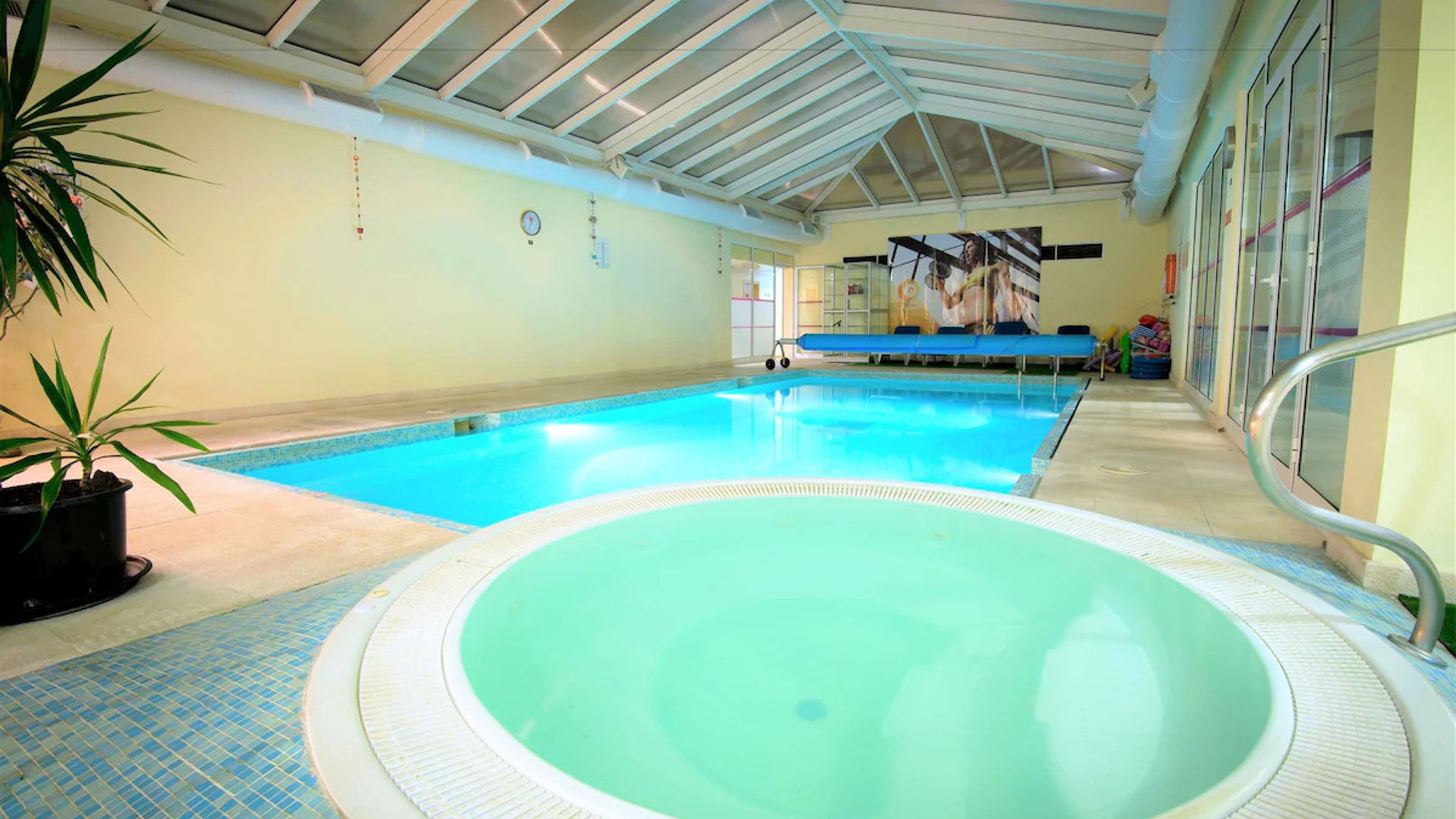 Piscina e Jacuzzi Interior | ©Azoris Angra Garden