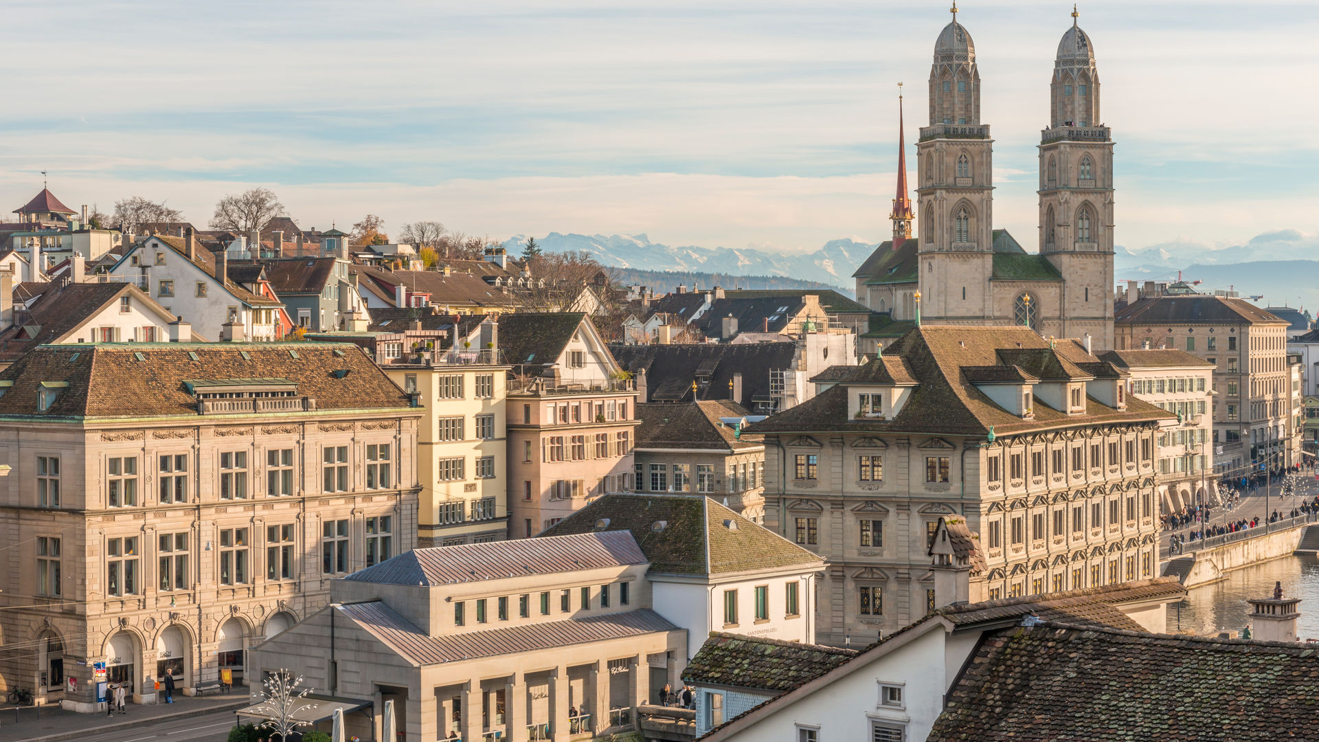 Igreja Grossmünster e Alpes no Fundo