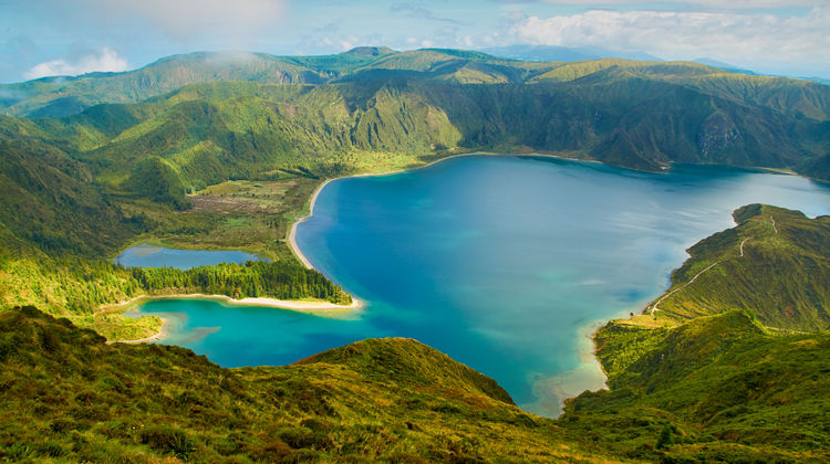 Panoramic view of Lagoa do Fogo crater lake with turquoise waters and green hills in São Miguel Island, Azores