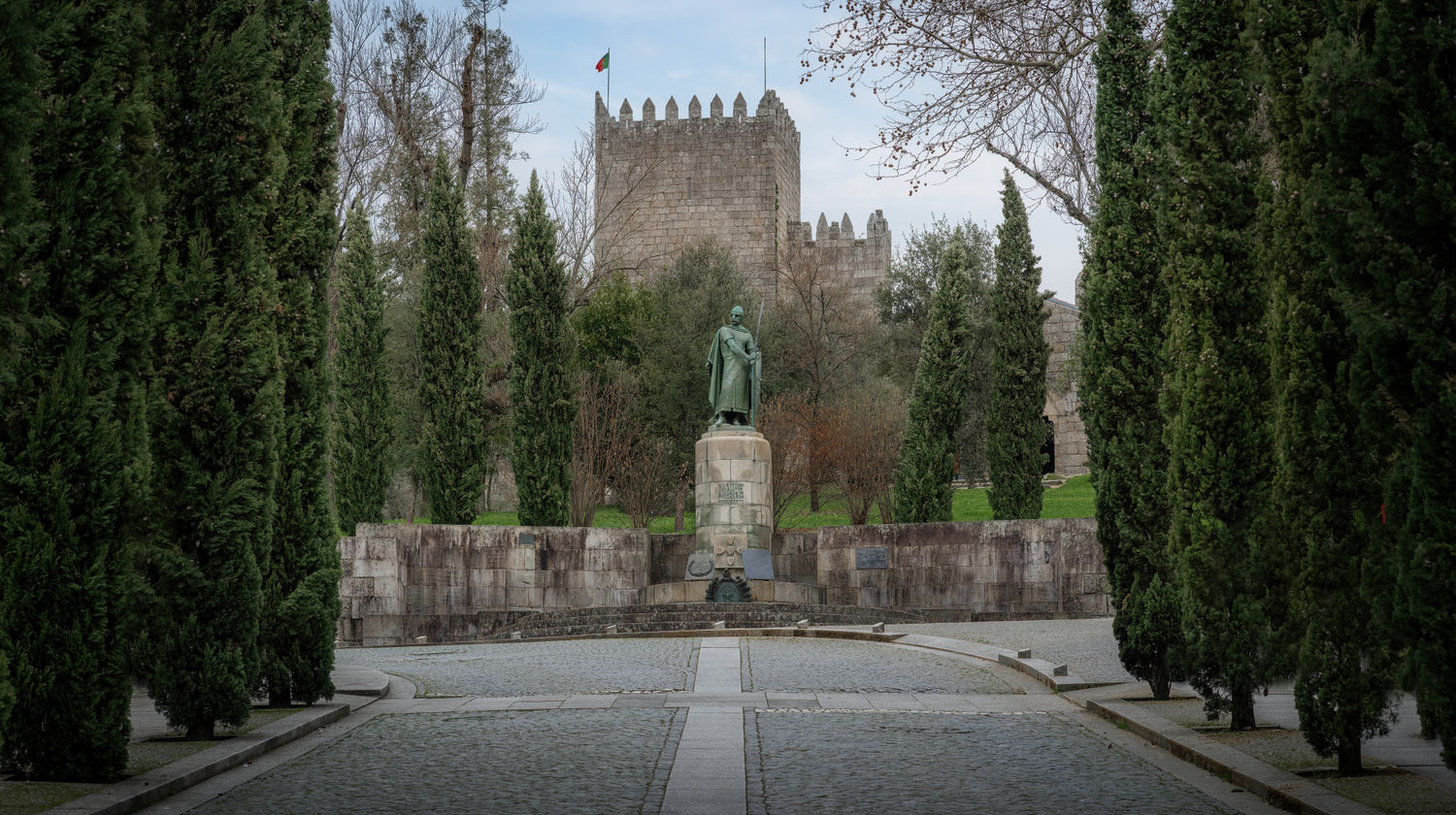 Dom Afonso Henriques Statue and Guimarães Castle (Tour Included)