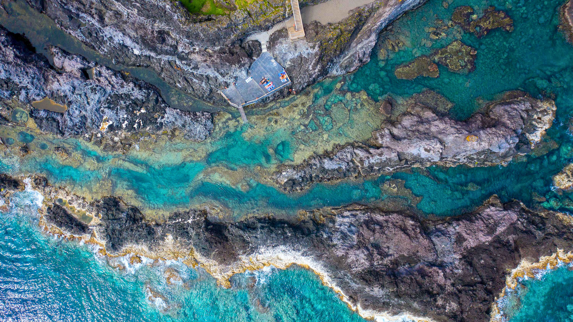 The dramatic coastline of Baía da Alagoa, Flores