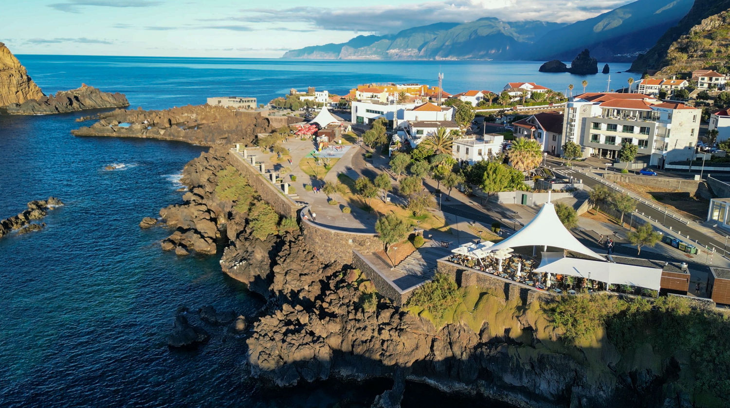 <p><strong>Porto Moniz Full-Day Tour (Included)</strong></p>