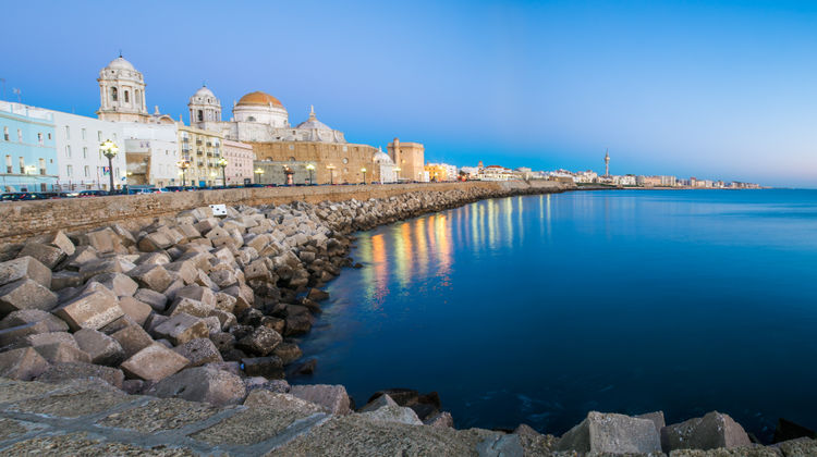<p><strong>Cádiz, Spain: 8:00 AM - 6:00 PM</strong></p>
