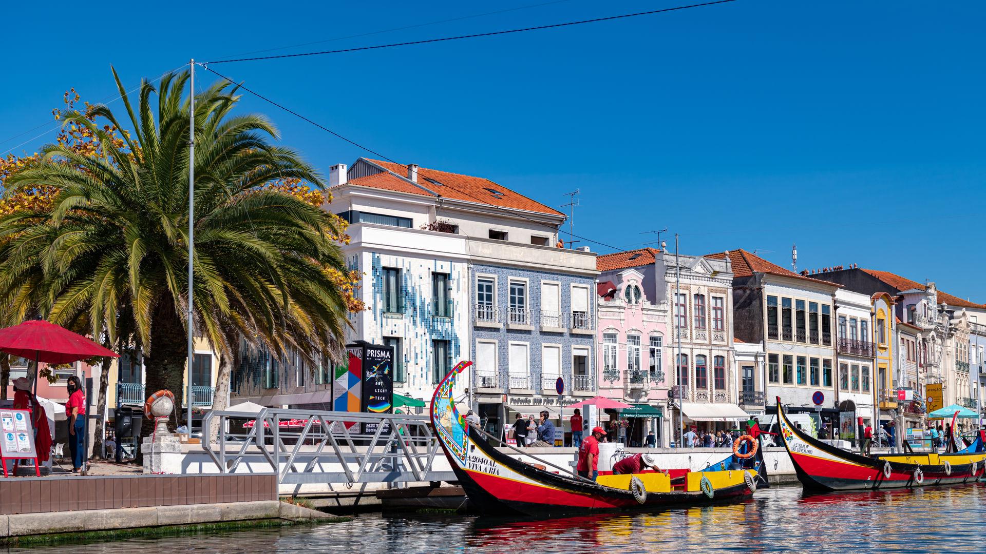 Aveiro Canal Scene – Moliceiro Boats and Historic Waterfront