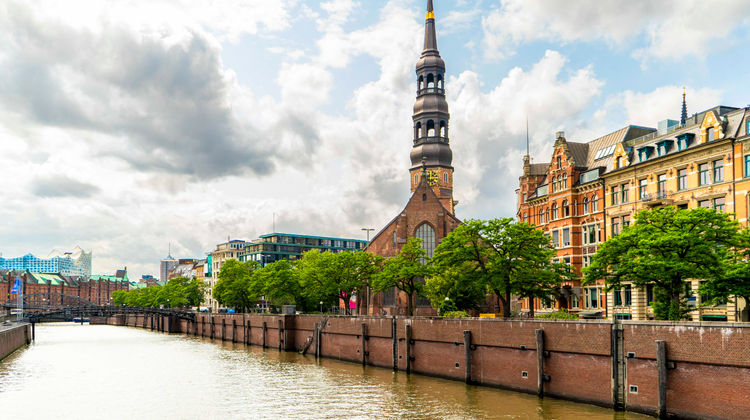 <p><strong>Hamburg, Germany: 7:00 AM to 8:00 PM</strong></p>