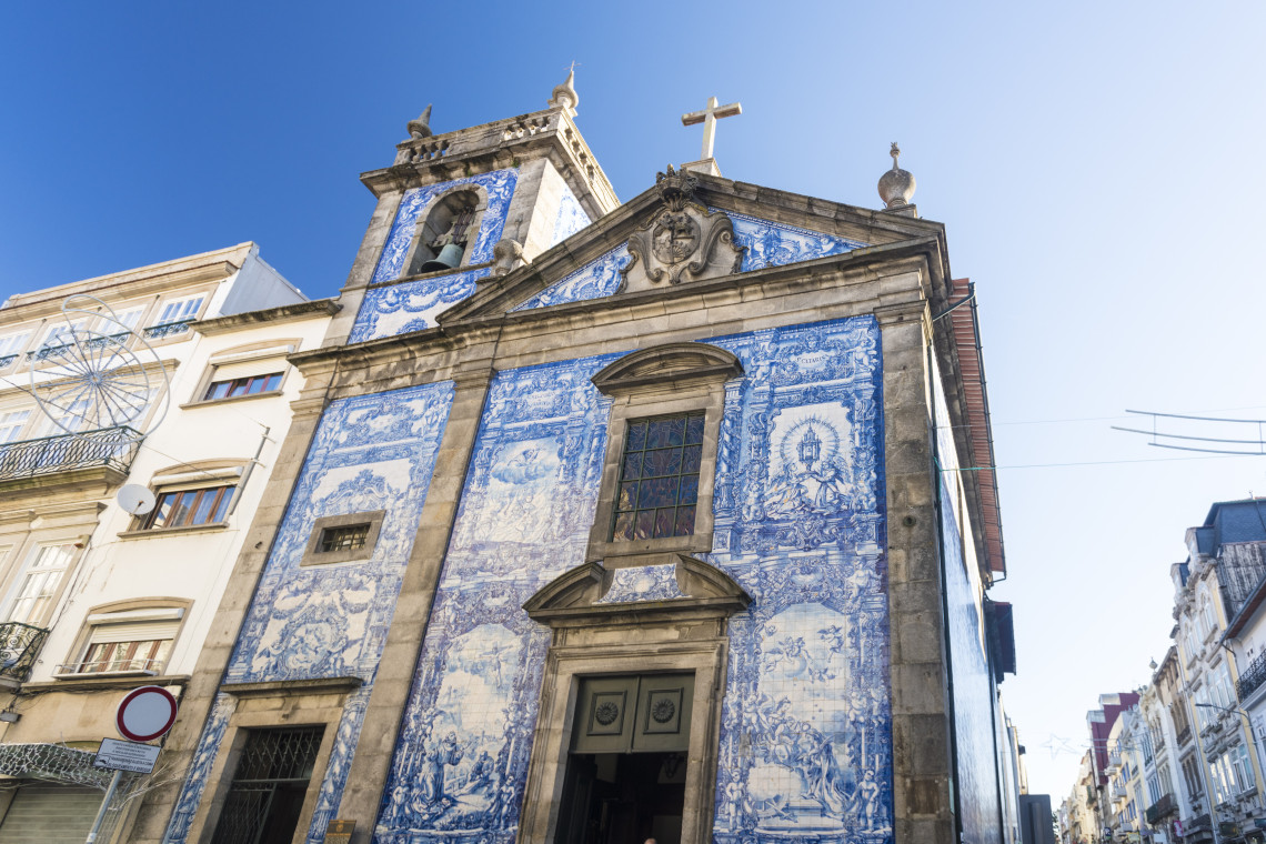 View of Capela das Almas in Porto, Portugal, showing its exterior covered in blue and white azulejo tiles. The image highlights one of Porto&rsquo;s most recognizable religious landmarks in the city center.
