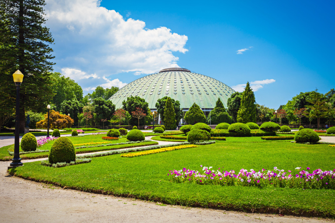 View of Jardins do Pal&aacute;cio de Cristal in Porto, Portugal, with landscaped gardens and the domed pavilion of Super Bock Arena. The image shows one of Porto&rsquo;s main green spaces near the city center.