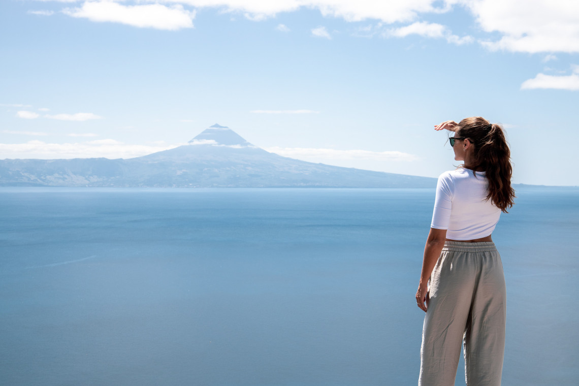 Vue de l&rsquo;&icirc;le de Pico depuis l&rsquo;&icirc;le de Faial aux A&ccedil;ores &agrave; travers l&rsquo;oc&eacute;an Atlantique