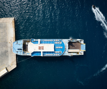 Vue aérienne d’un ferry inter-îles aux Açores accostant au port