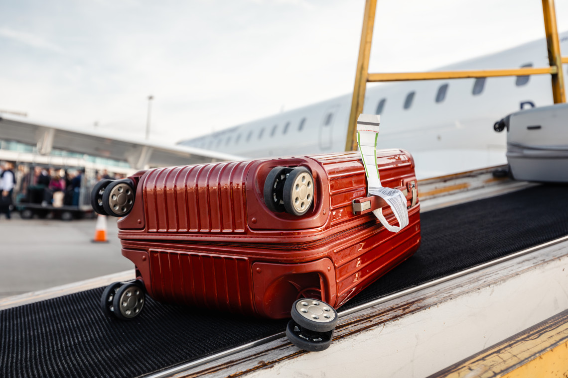 Maleta facturada en la cinta de carga de un avi&oacute;n regional durante un vuelo interinsular en las Azores